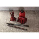 Two vintage bottle jacks, unknown capacity, both with handles, H25cm (2)