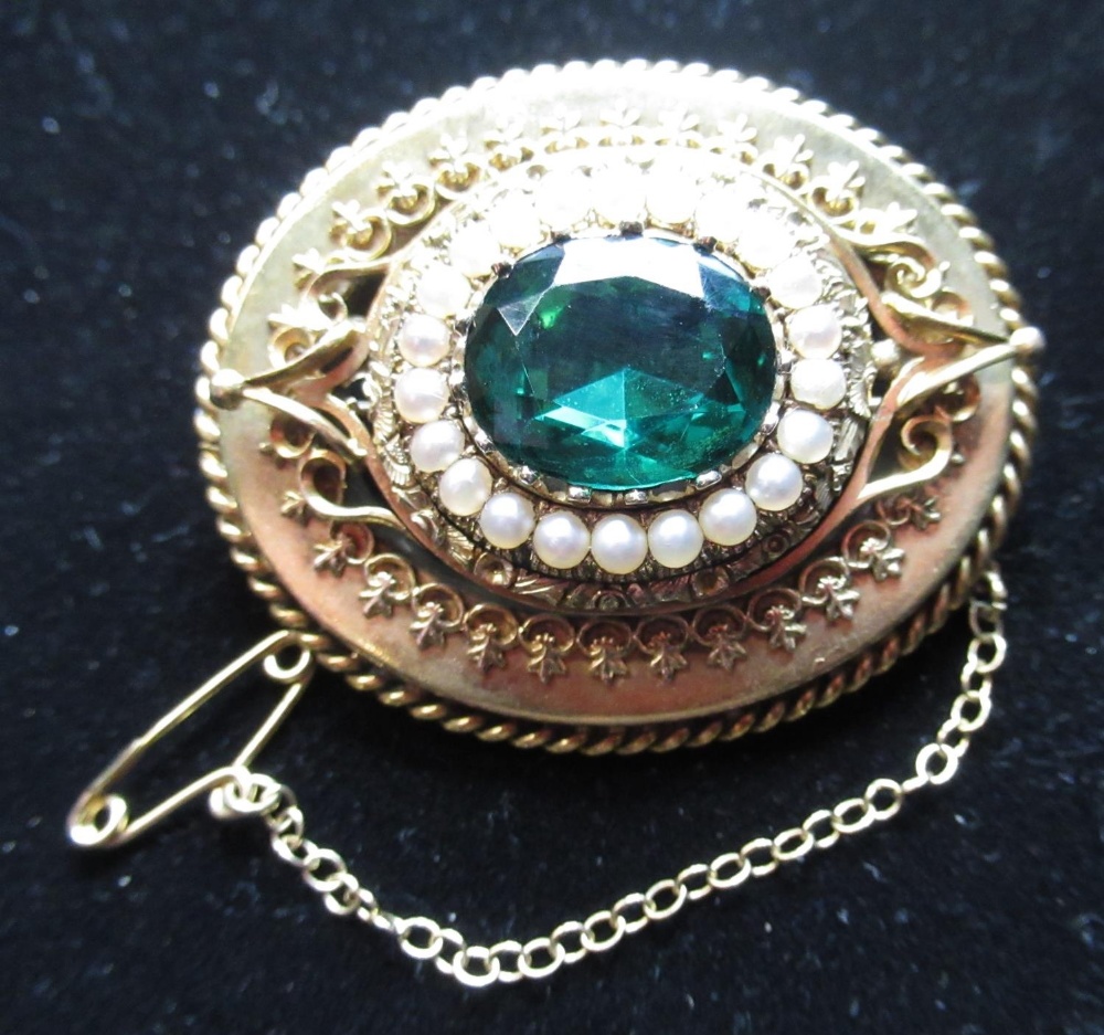 Geo.IV yellow gold oval brooch set with central oval cut green stone surrounded by halo of twenty-
