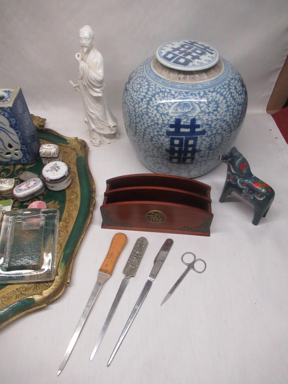 Oriental pot, Staffordshire style spaniel figure, three letter openers, quantity of picture frames - Image 2 of 4