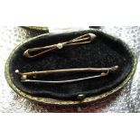 15ct gold bar brooch in bow form with central pearl (2.5g) together with a 9ct gold riding crop