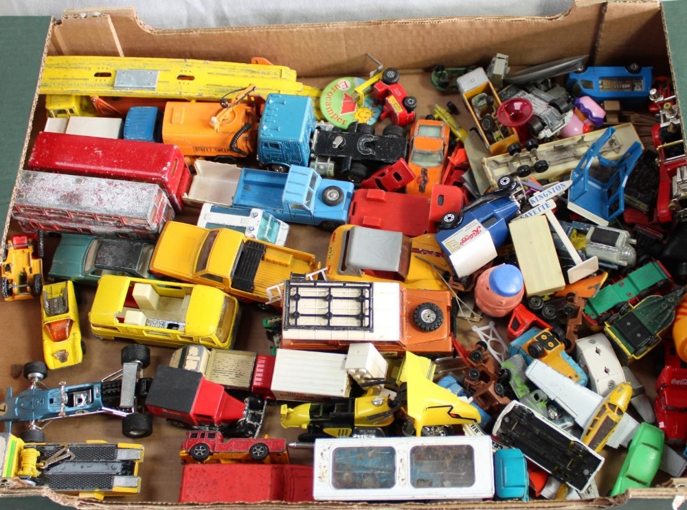 Large collection of play worn die cast model vehicles, Corgi, Dinky, Matchbox etc (5 boxes) - Image 4 of 5