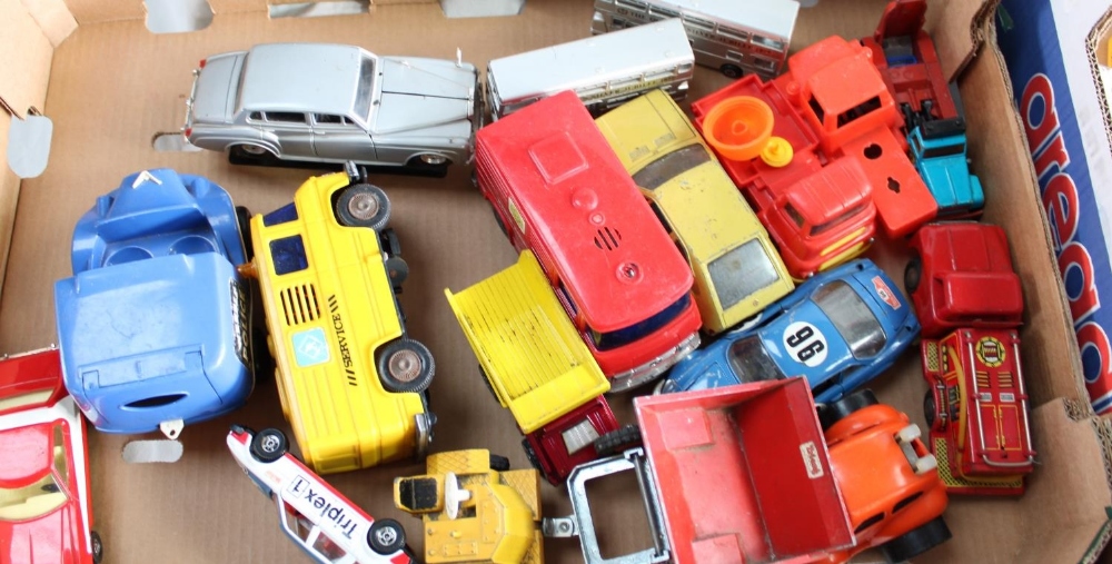Large collection of play worn die cast model vehicles, Corgi, Dinky, Matchbox etc (5 boxes) - Image 2 of 5