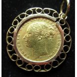 Victorian 1876 full gold sovereign in a hallmarked 9ct yellow gold mount, London, 1977, 10.4g