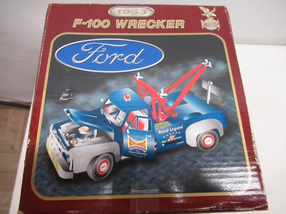 Road legends die cast model of 1953 F100 wrecker in original - Image 2 of 2