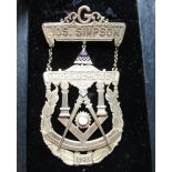 Gold (tested to 14kt) and enamel Masonic Jewel for Mosaic-530 Lodge, awarded to Jos. Simpson, 1943