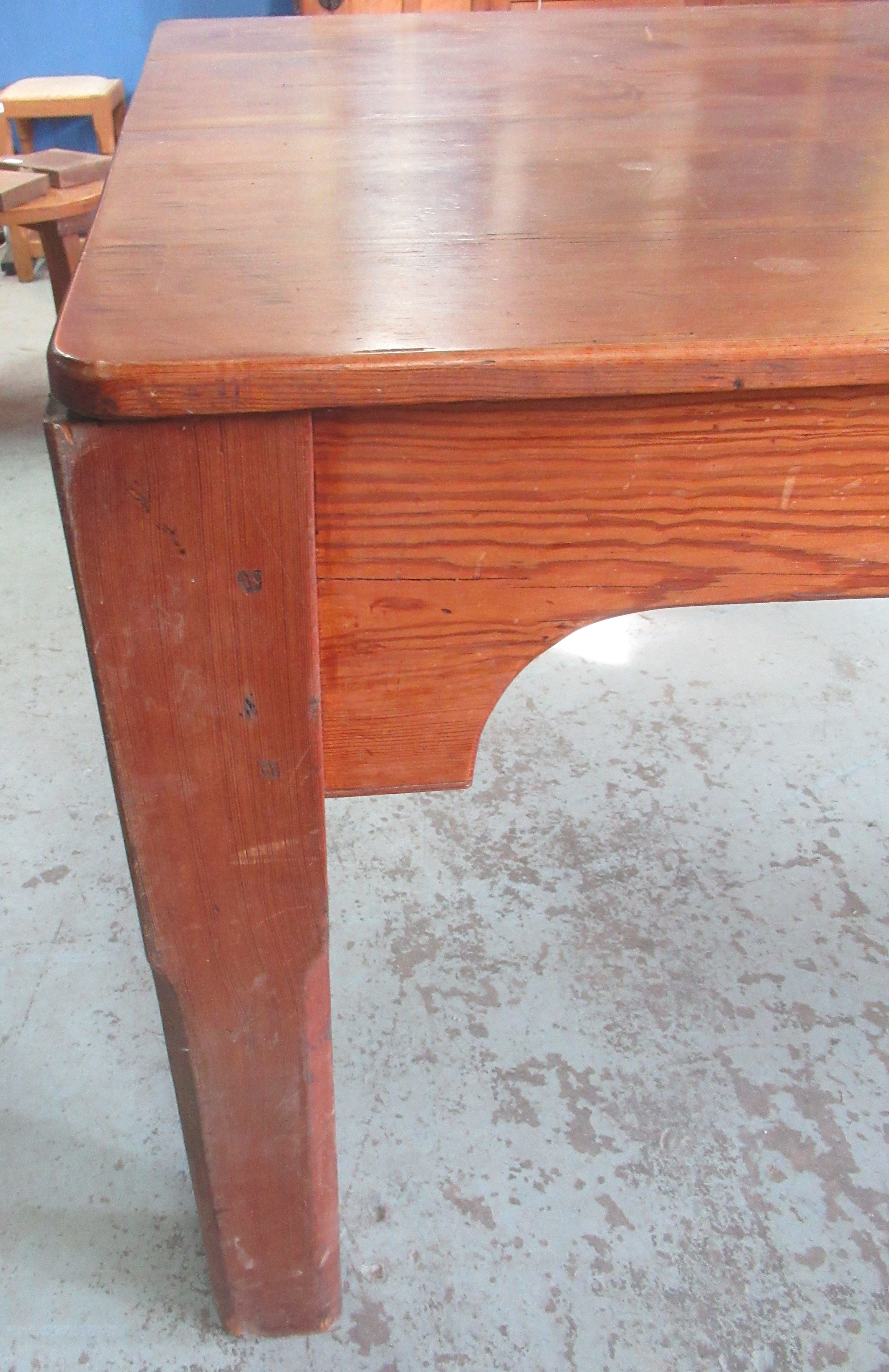 Large Victorian pitch pine kitchen table, rounded rectangular top with shaped frieze on faceted - Image 3 of 5