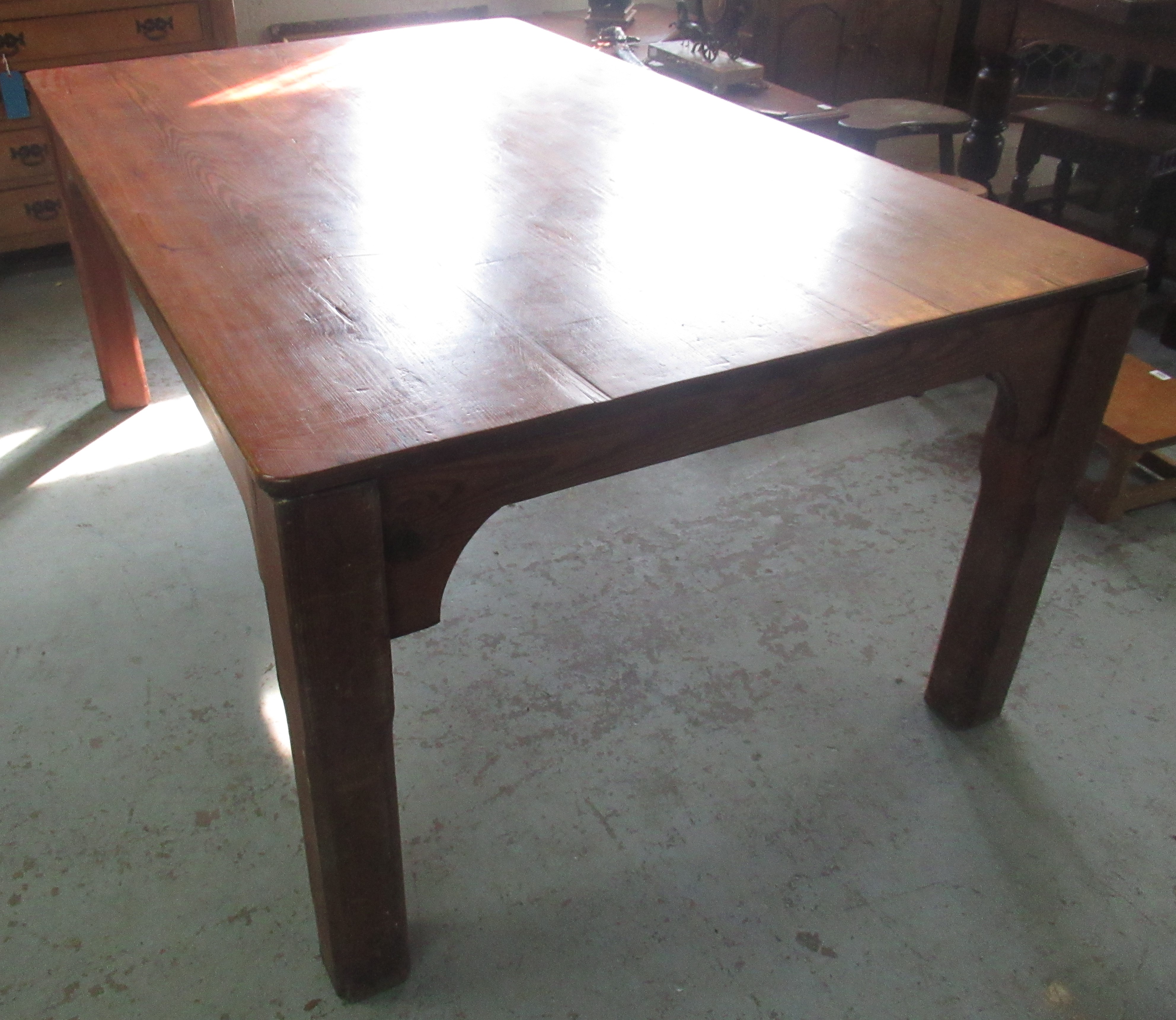 Large Victorian pitch pine kitchen table, rounded rectangular top with shaped frieze on faceted - Image 5 of 5