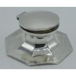 Geo.V hallmarked Sterling silver octagonal ink well with hinged lid and clear liner, (marks rubbed),