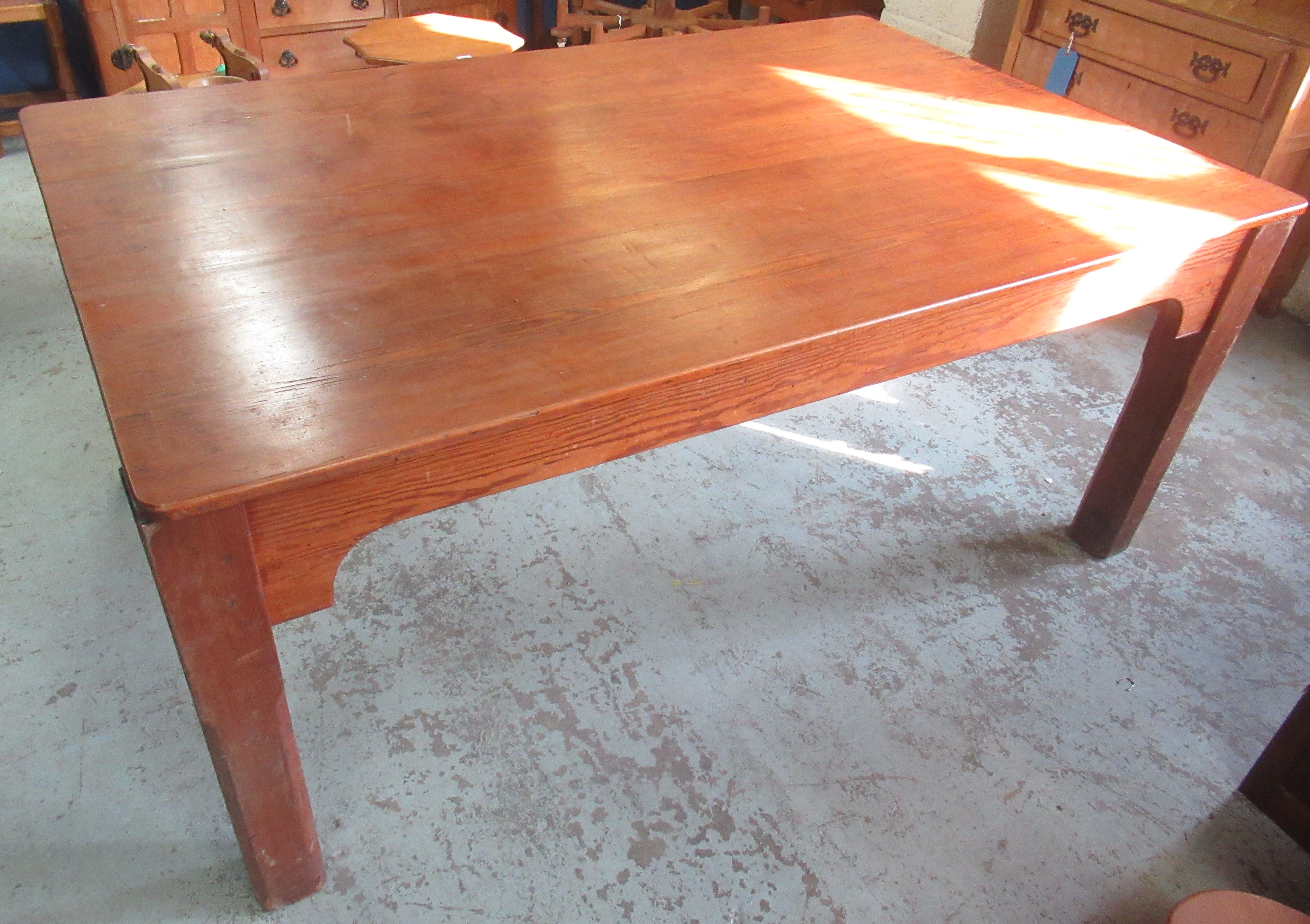 Large Victorian pitch pine kitchen table, rounded rectangular top with shaped frieze on faceted - Image 2 of 5