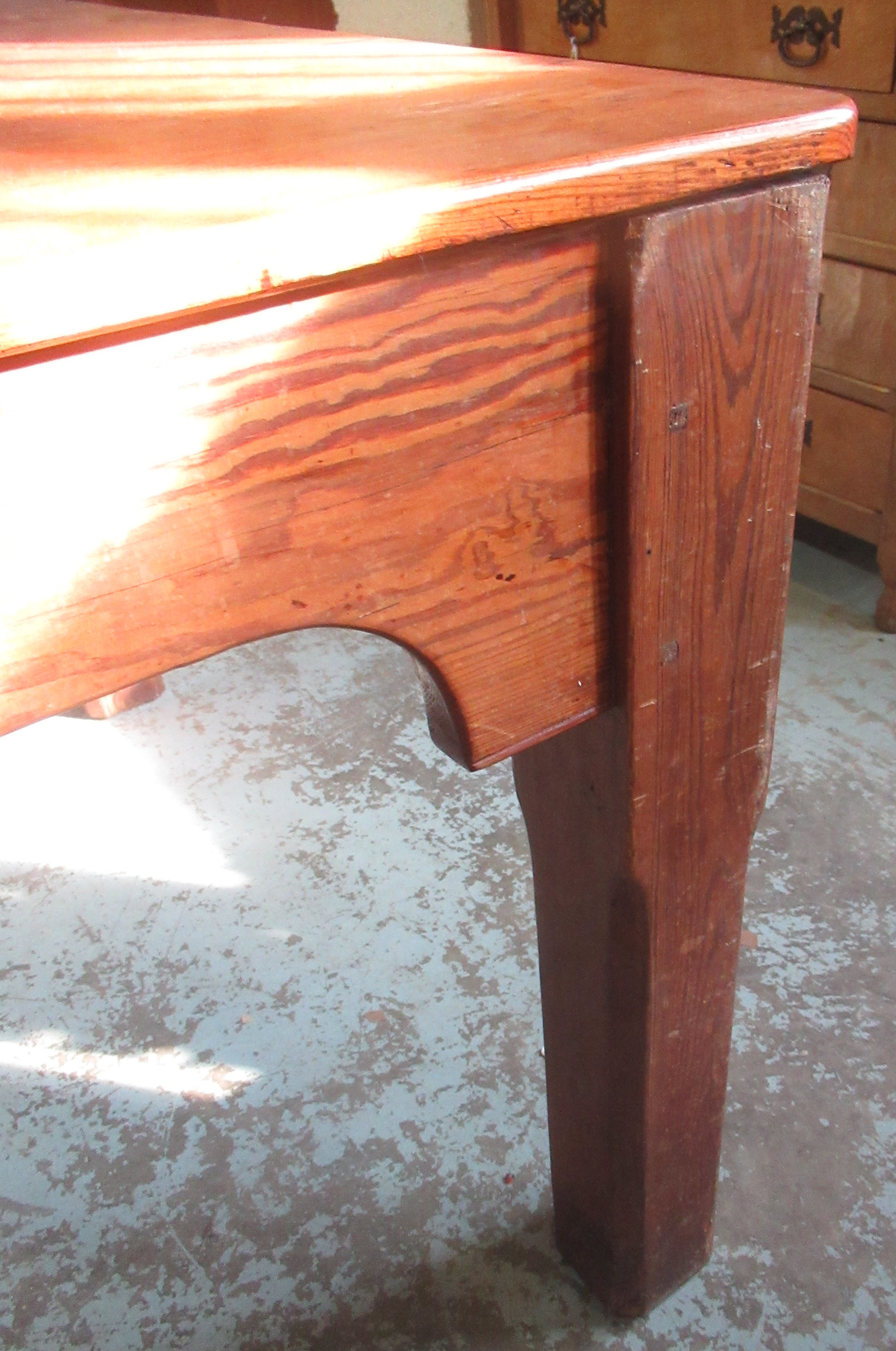 Large Victorian pitch pine kitchen table, rounded rectangular top with shaped frieze on faceted - Image 4 of 5