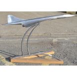 Large steel floor standing Concorde model. No makers marks. Scale: 1/62 L:100cm Stands approx 65cm