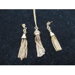 Yellow metal tassel pendant L5cm, on a 9ct yellow gold chain with spring ring clasp, L46cm,