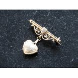 Hallmarked 9ct yellow gold bar brooch with scrolled openwork decoration and bright cut heart