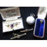 15ct yellow gold bar brooch with safety chain, stamped, a 9ct white gold bar brooch with purple