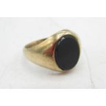 Hallmarked 9ct yellow gold onyx signet ring, size L, 2.4g