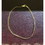 9ct yellow gold flat curb chain bracelet with a lobster claw clasp stamped 375, 2.2g