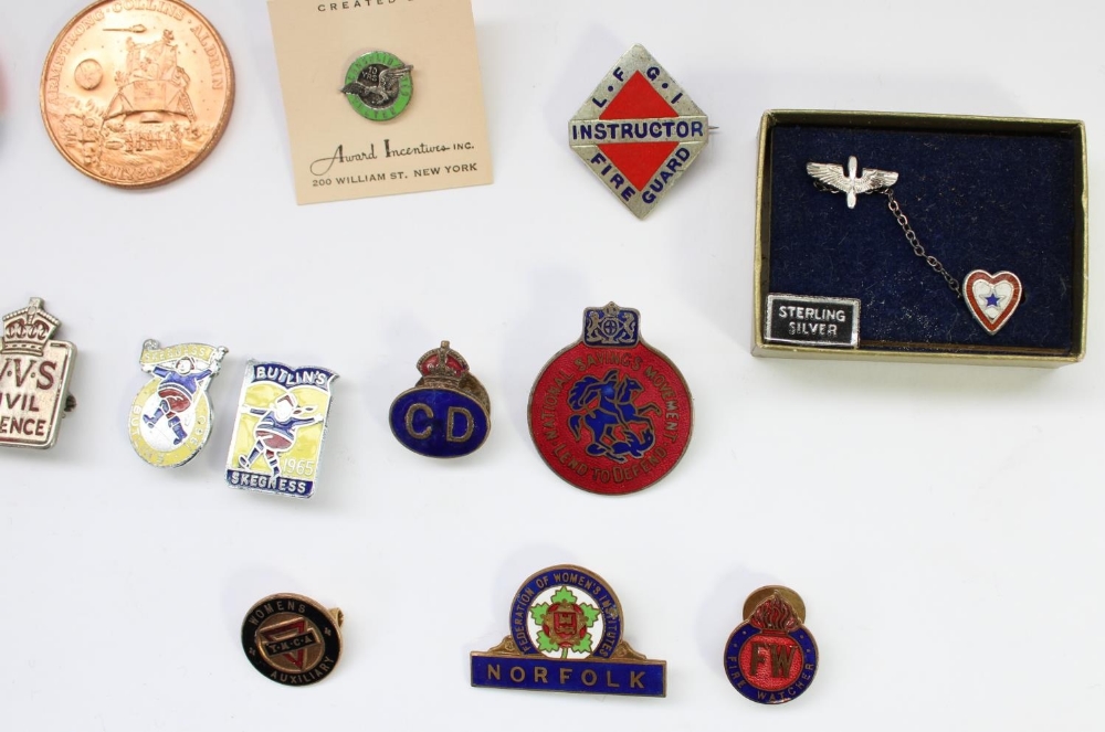 Selection of British and American badges, enamel pins etc, including wartime fire watcher enamel - Image 2 of 3