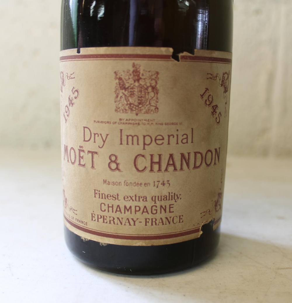 Original Moet and Chandon Dry Imperial 1945 Champagne half bottle, complete with contents (H27cm) - Image 2 of 4