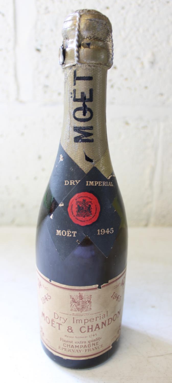 Original Moet and Chandon Dry Imperial 1945 Champagne half bottle, complete with contents (H27cm)