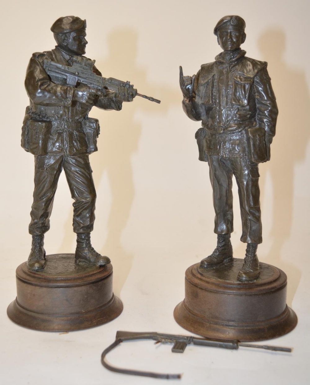 Four bronze cast figures of British soldiers by Peter Hicks (two modern and two Victorian era). - Image 3 of 4