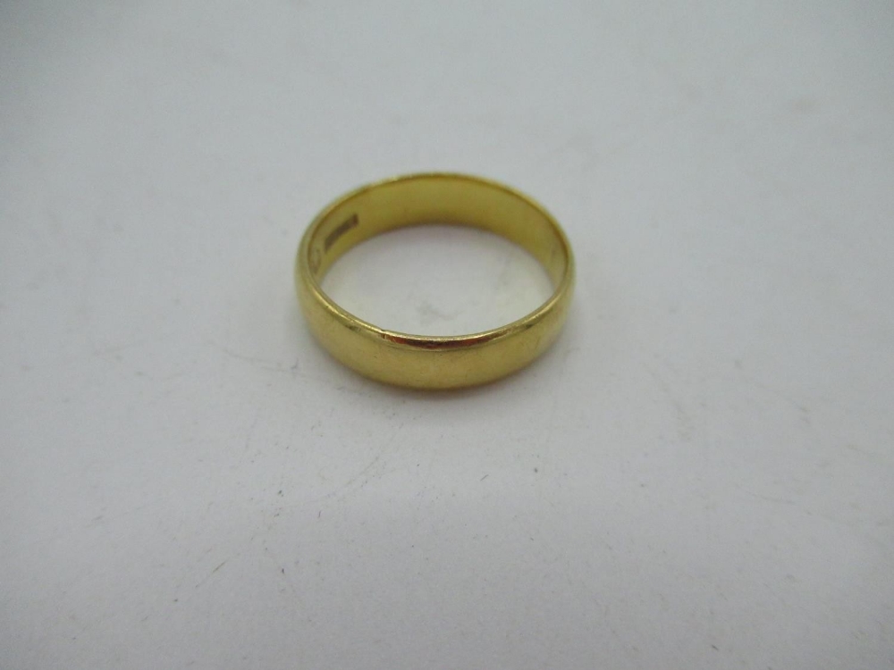 Hallmarked 22ct yellow gold wedding band, size L1/2, 4.7g