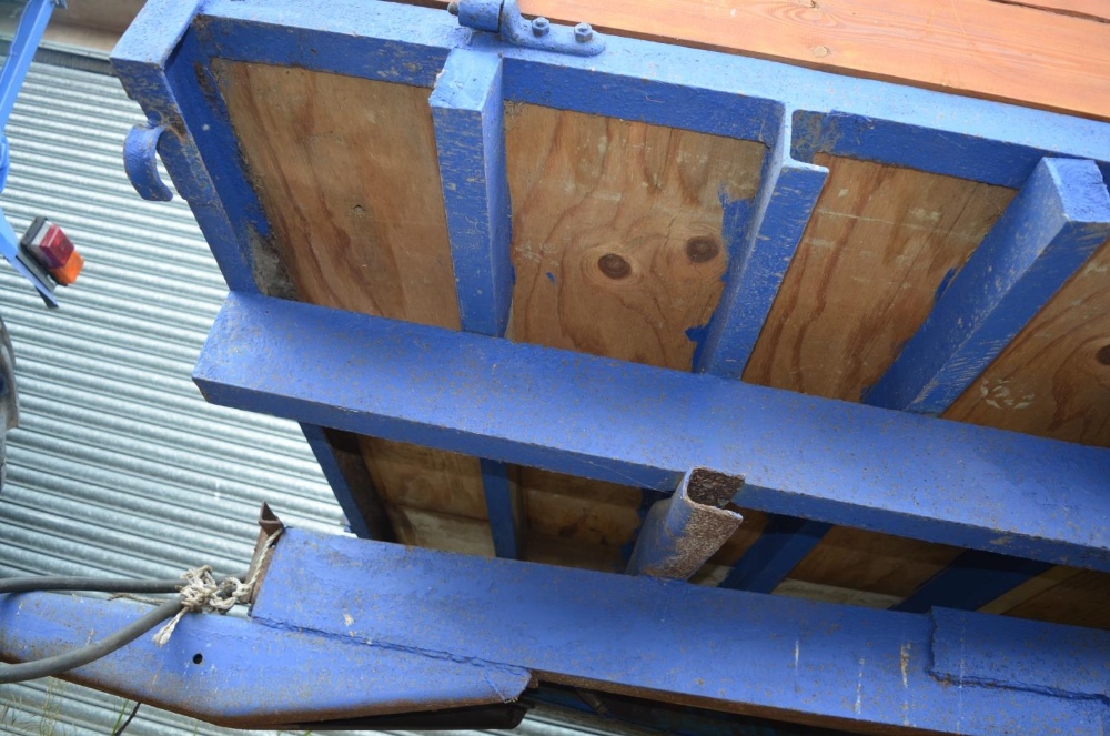 Large Leyland tipping trailer, single axle with hydraulic lift (A/F). Timber in good condition. L - Image 3 of 4