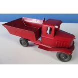 Tri-ang red tinplate low sided tipper, solid rubber wheels, L19cm