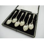 ERII hallmarked sterling silver teaspoons by Turner & Simpson Ltd, Birmingham, 1957 in velvet