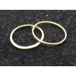 Two hallmarked 22ct yellow gold wedding bands, size L1/2 and P1/2, 2.9g