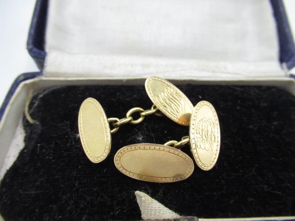 18ct yellow gold chain cuff links engraved with initials, stamped 18ct, 7.6g