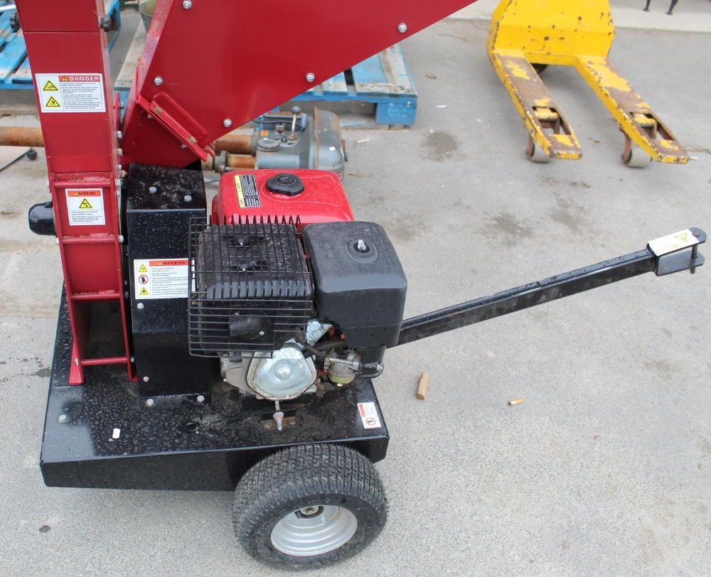 Titan Pro petrol wood shredder with electronic ignition, on own trailer - Image 3 of 3