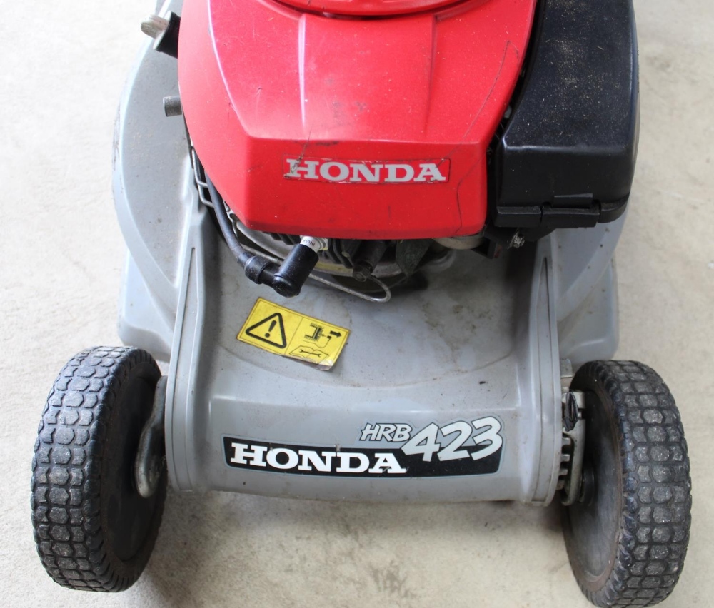 Honda HRB 423 self propelled petrol lawnmower. Good working order. - Image 2 of 2