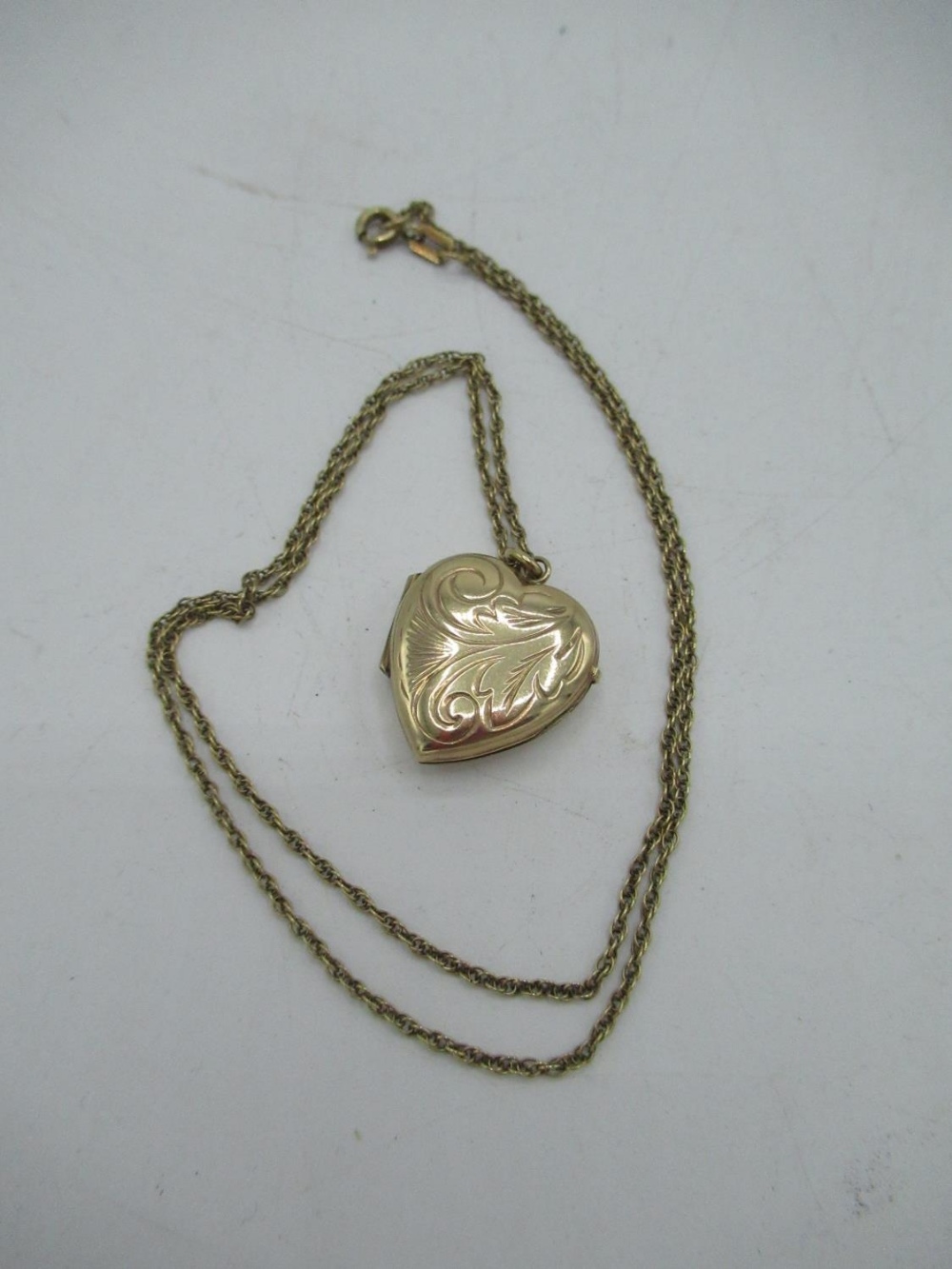 Hallmarked 9ct yellow gold bright cut heart locket on hallmarked 9ct yellow gold rope chain with