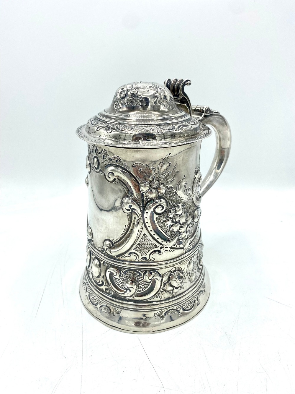 Geo.III hallmarked sterling silver lidded tankard, probably later engraved and repousse with flowers