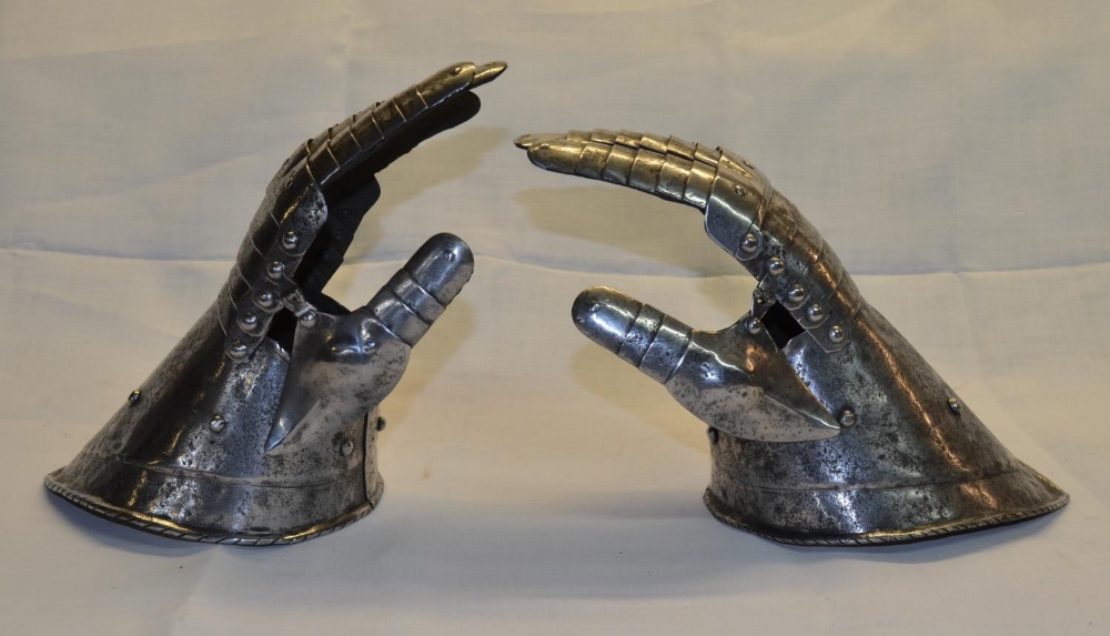 Pair of Italian style C19th steel articulated gauntlets - Image 4 of 6