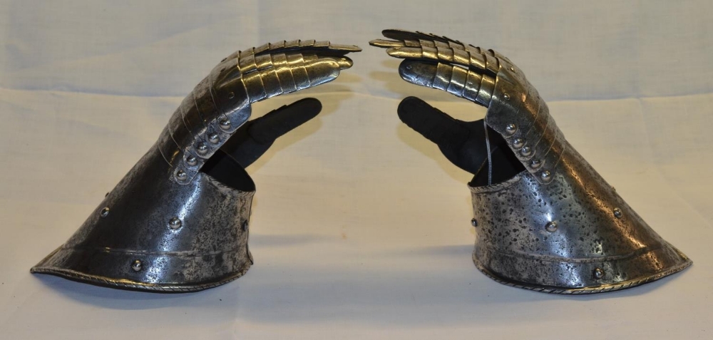 Pair of Italian style C19th steel articulated gauntlets - Image 5 of 6
