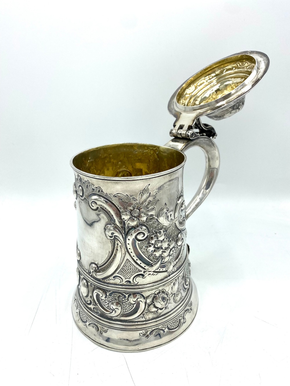 Geo.III hallmarked sterling silver lidded tankard, probably later engraved and repousse with flowers - Image 2 of 4