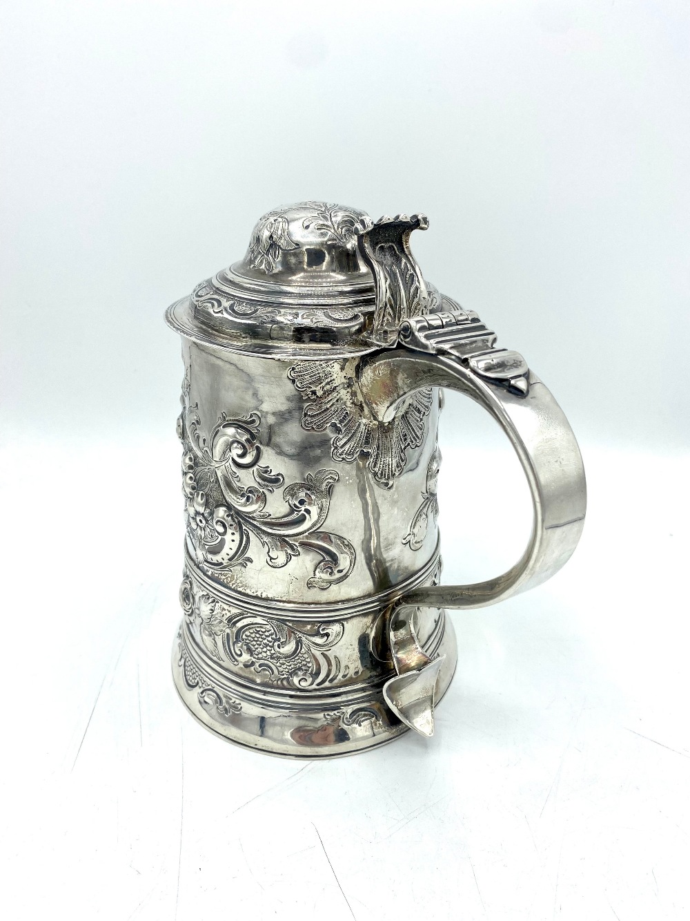 Geo.III hallmarked sterling silver lidded tankard, probably later engraved and repousse with flowers - Image 3 of 4