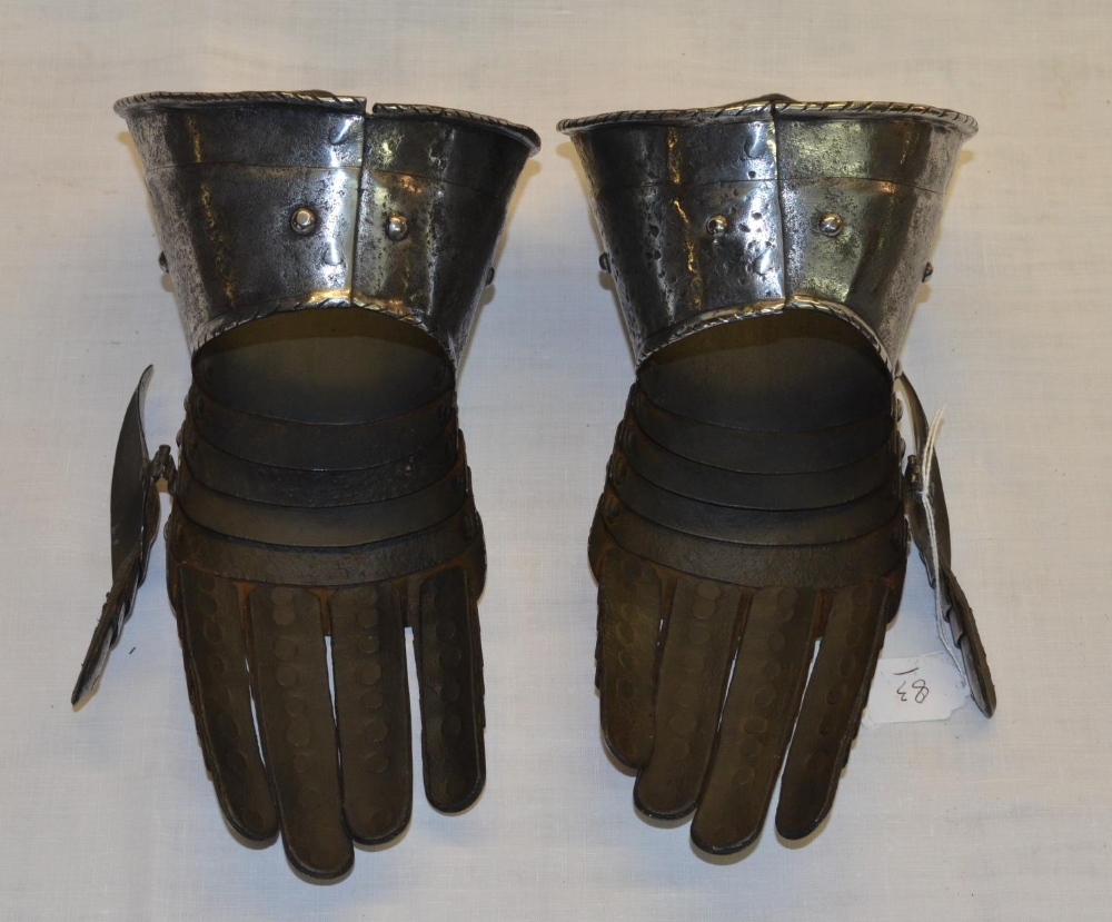 Pair of Italian style C19th steel articulated gauntlets - Image 3 of 6