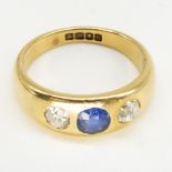 Edw.VII hallmarked 18ct yellow gold diamond and sapphire ring, round cut sapphire flanked by two