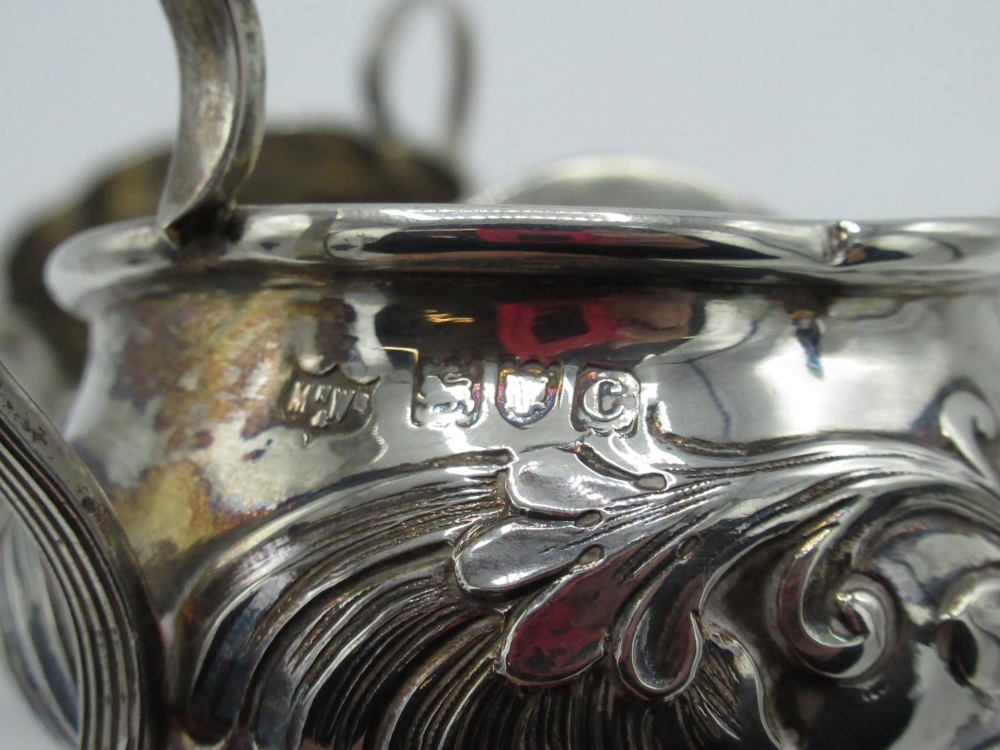Victorian hallmarked sterling silver two handled sugar bowl repousse decorated with acanthus - Image 2 of 3