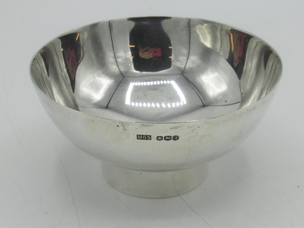 ERII hallmarked sterling silver bowl with circular pedestal base, makers marks MGS, Sheffield, 1973,