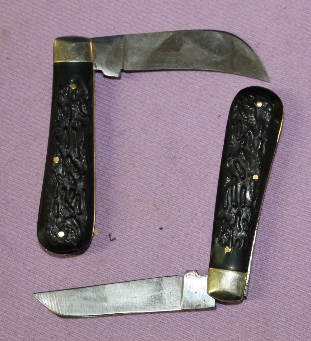A pair of Lambsfoot pocket knives by A Wright & Son with 7 cm blades, overall length 16cm. - Image 2 of 2