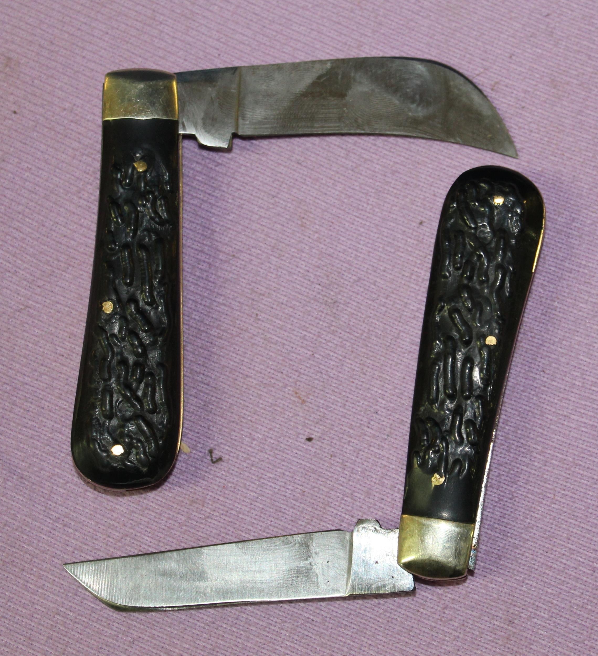 A pair of Lambsfoot pocket knives by A Wright & Son with 7 cm blades, overall length 16cm.