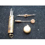 Late Victorian ladies brass Necessaire, set with seed turquoise (A/F) 9ct yellow gold bar brooch