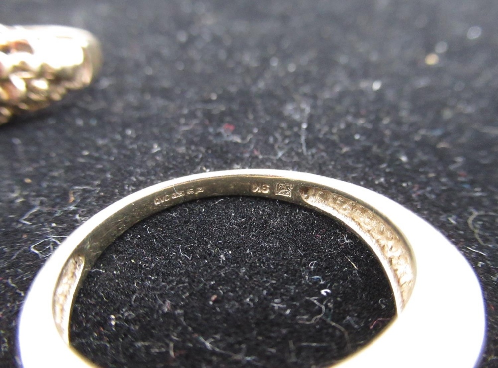Hallmarked 9ct yellow gold ring with cast mount, size M, a 9ct yellow gold ring with graduated - Image 2 of 3