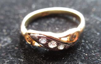18ct yellow gold diamond ring, three graduating round cut diamonds inset in a white metal mount with
