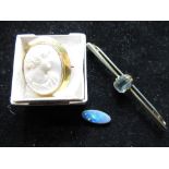9ct yellow gold aquamarine bar brooch, stamped 9ct, L9cm, 9ct yellow gold mounted oval cameo