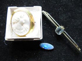 9ct yellow gold aquamarine bar brooch, stamped 9ct, L9cm, 9ct yellow gold mounted oval cameo