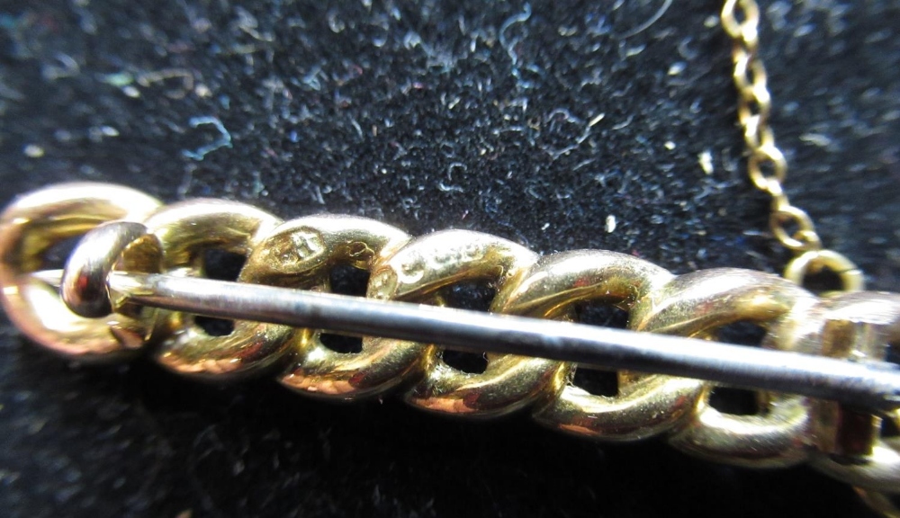 9ct yellow gold chain link bar brooch with safety chain, L3.5cm, 9ct yellow gold circular brooch - Image 2 of 5